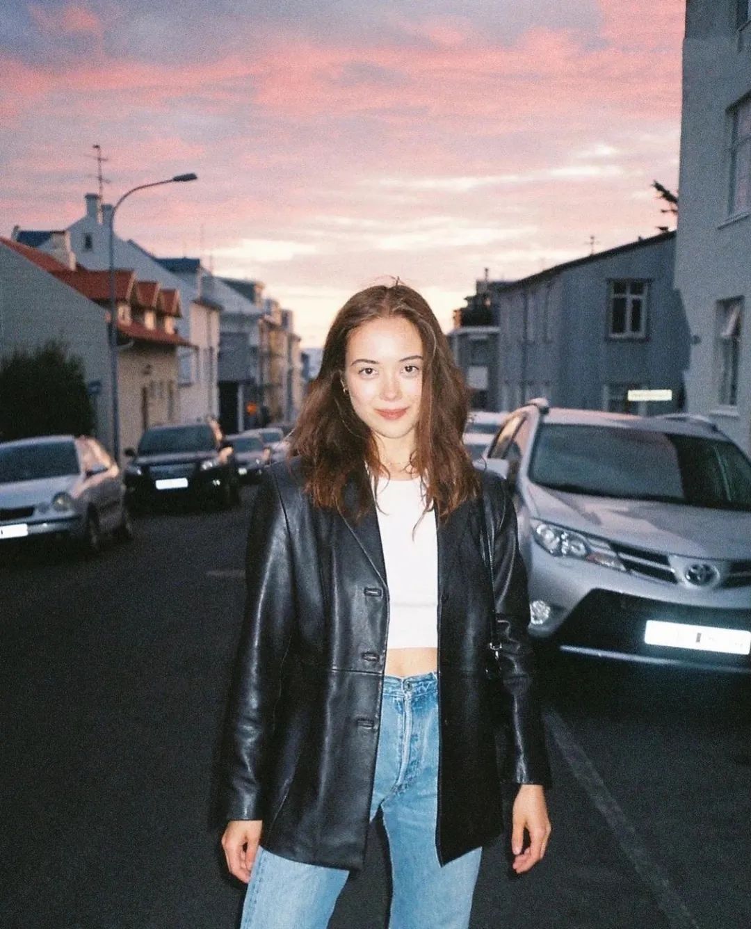 25岁的华裔女孩林冰，新一代流行女王！_百科TA说