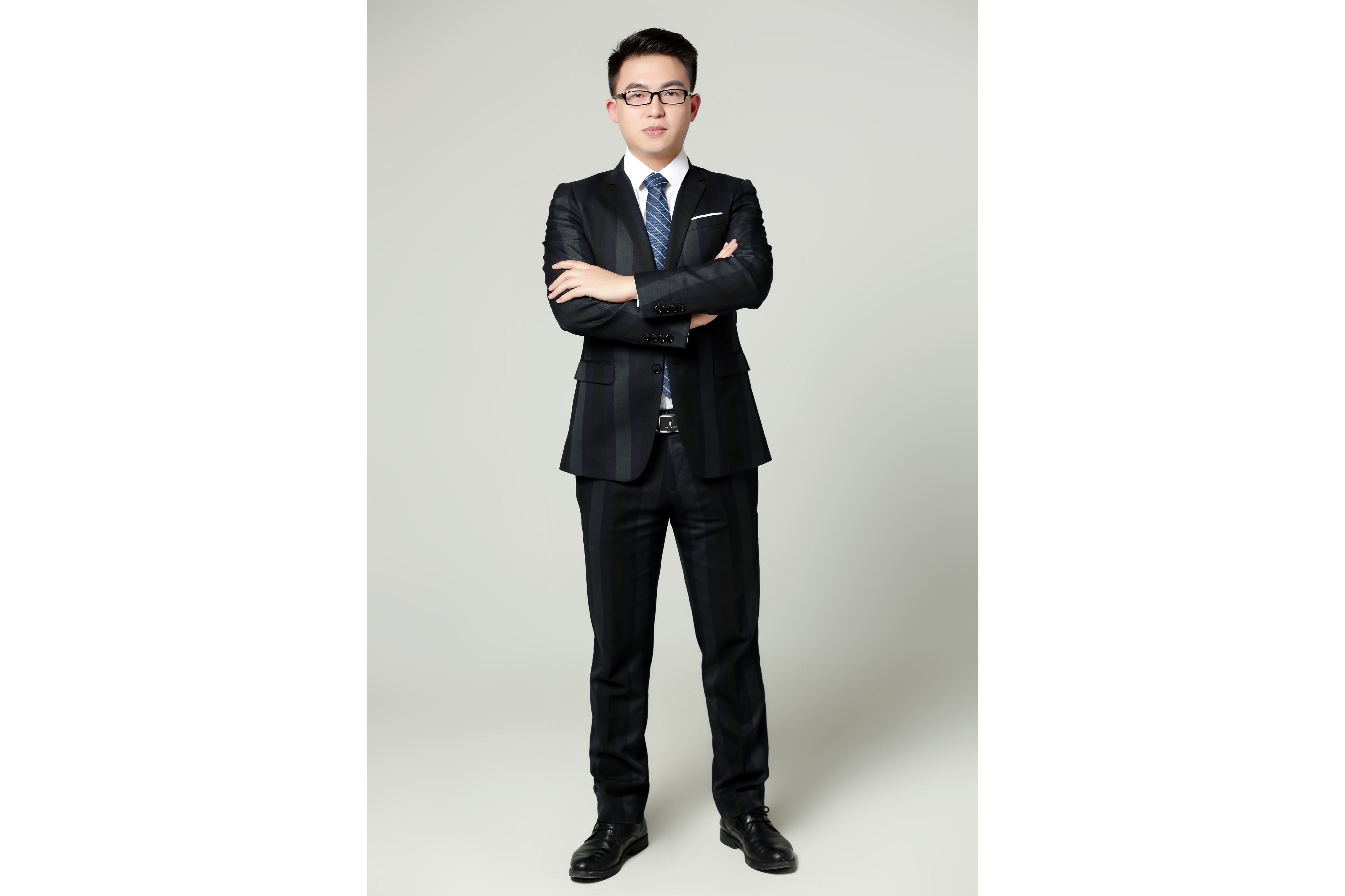 袁先捷,男,资深演讲培训专家,青年演讲家