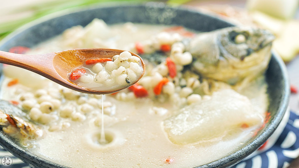  p>冬瓜薏米鲫鱼汤,夏季对人体最重要的影响是暑湿,暑湿侵入人体后会