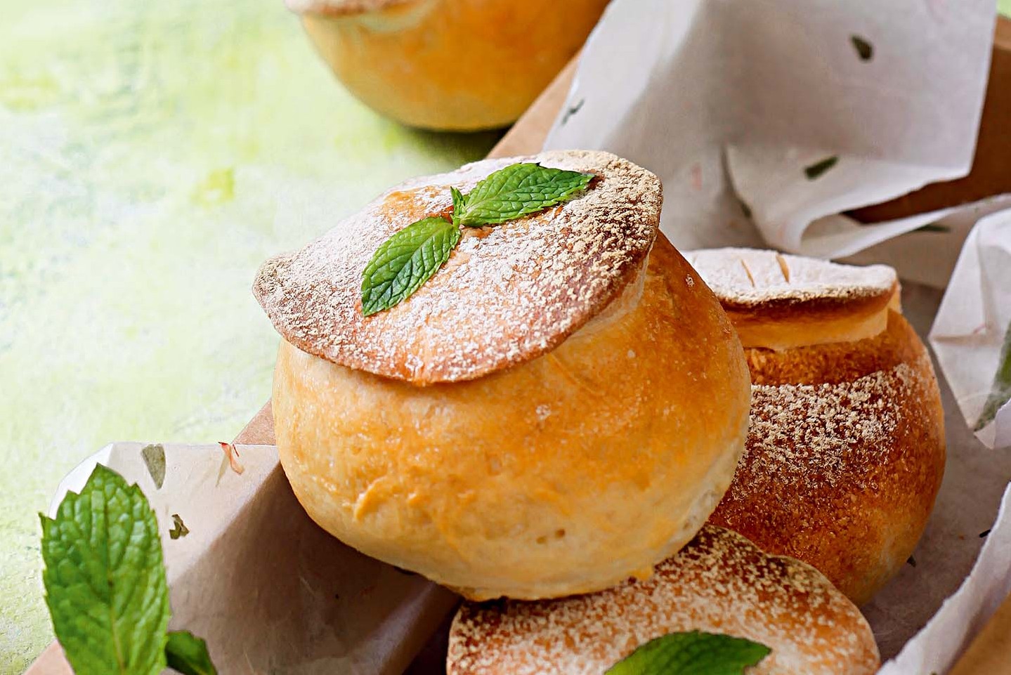  p>薄荷红酒杂料面包是一道面包类美食,以高筋粉,干酵母,红酒等为原料