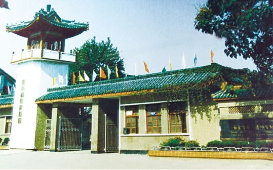 <p>上世纪80年代建成的校门