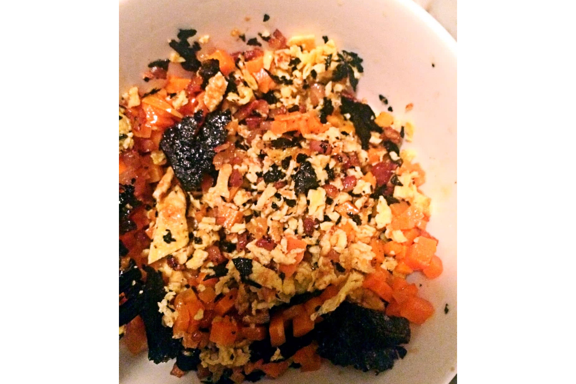  p>紫菜炒蛋是一道美食,主要食材有鸡蛋,紫菜,胡萝卜等. /p>