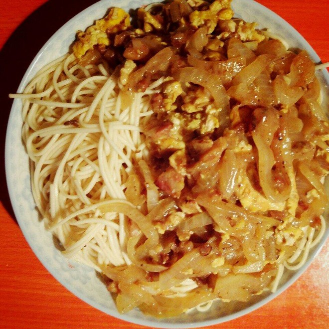 洋葱鸡蛋拌面
