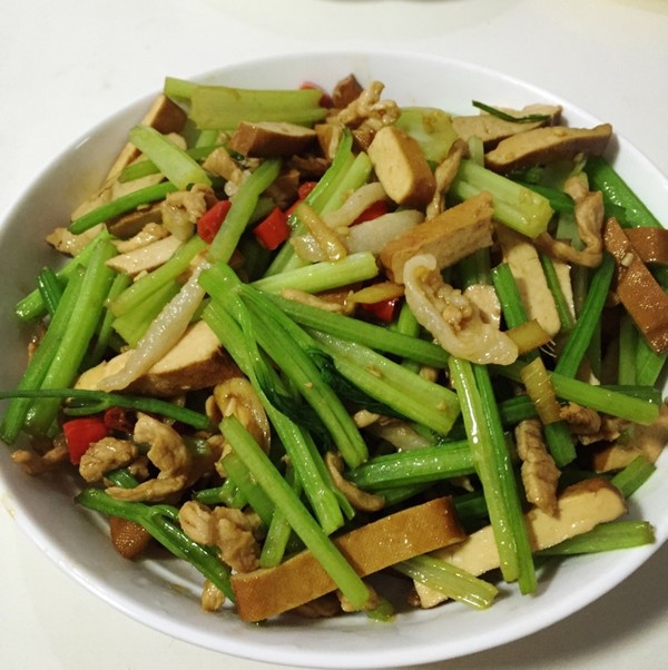  p>芹菜香干炒肉丝是一道由猪瘦肉,芹菜等做成的美食. /p>