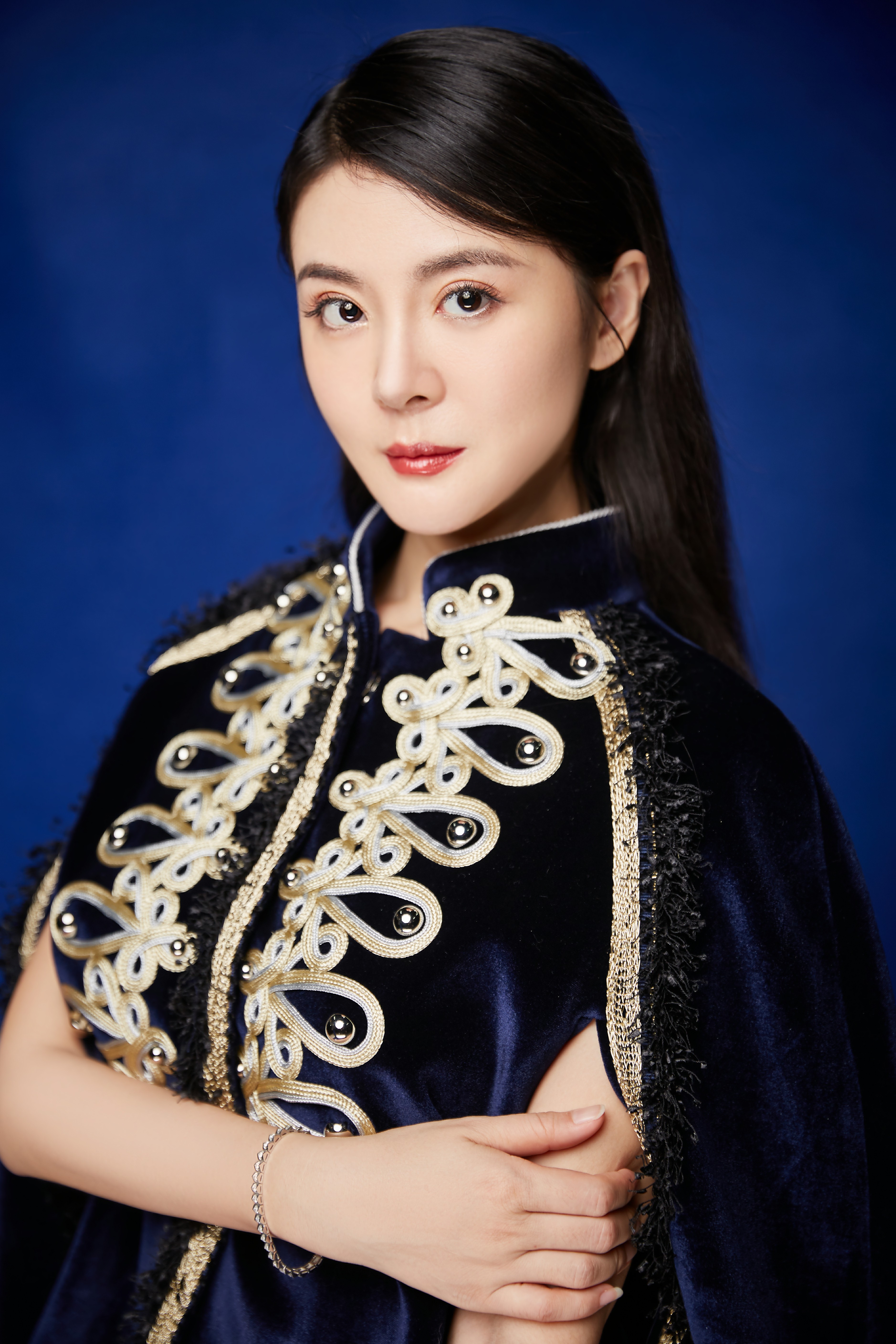  p>李鑫雨(英文名:cindy),本名:李欣雨,出生于陕西省,后移居中国香港