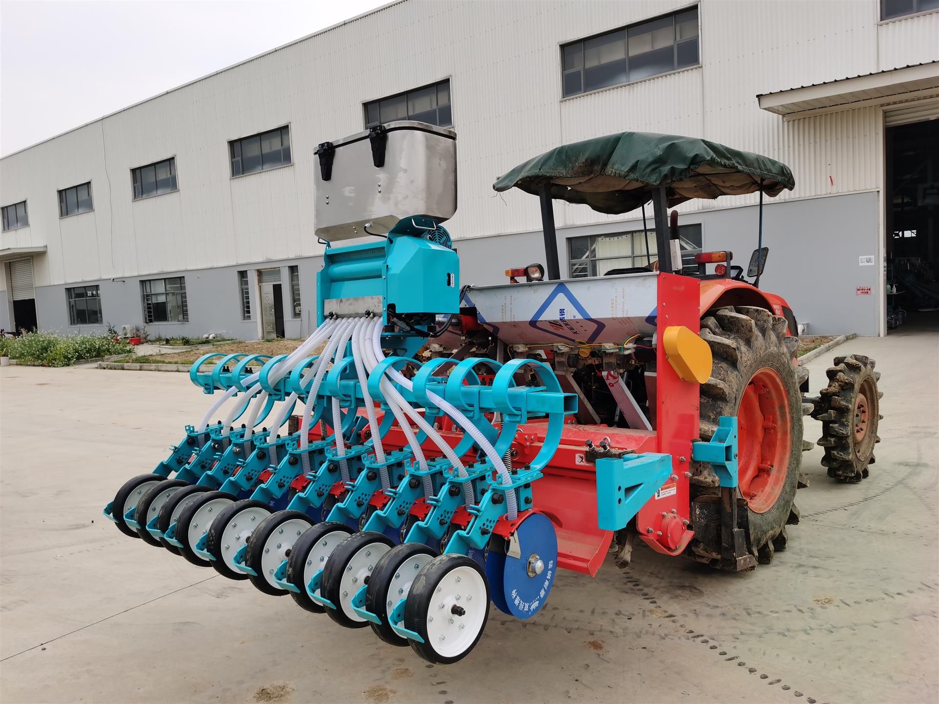  p data-id="gnaolz8gee">水稻直播机,直接向大田播种水稻种子(或芽苗