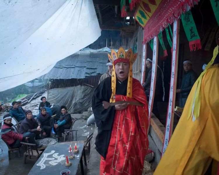 土家族丧葬祭祀“打绕棺”——欢欢喜喜办丧事，高高兴兴送亡人_百科TA说
