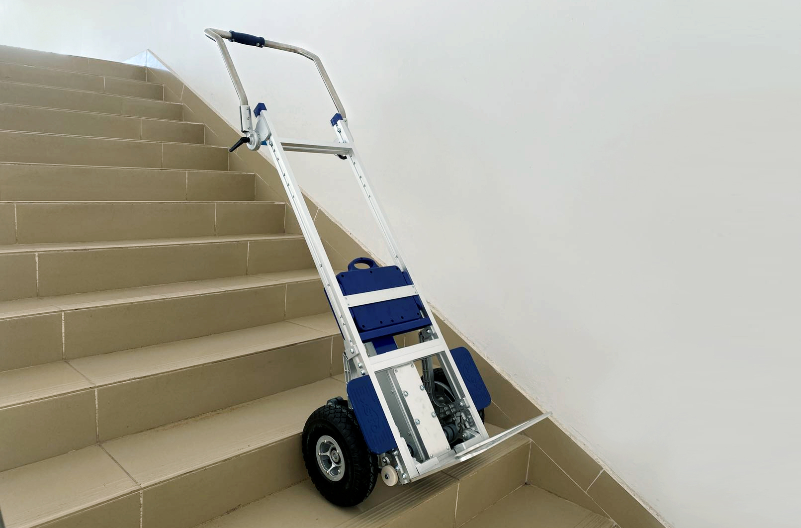  p data-id="gnbiib93u6">爬楼机是新型的载物(载人)爬楼工具,它利用