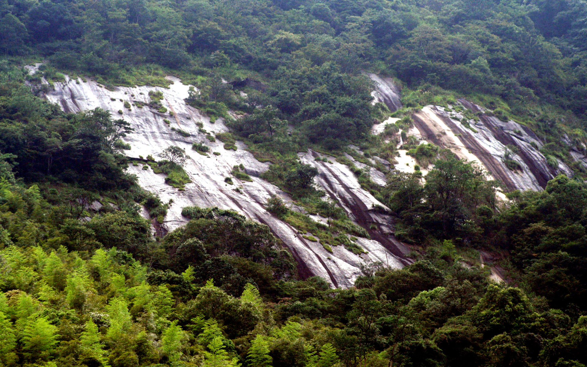  p>东华山水景区位于江西省黎川县华山垦殖场洲湖村,距县城31公里,总