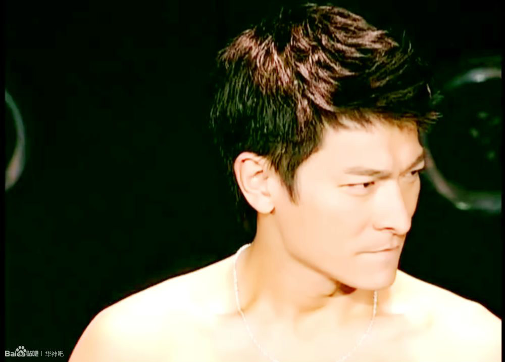  p>刘德华于2002年12月6日在香港湾仔伊馆举行《你是我的骄傲》演唱会