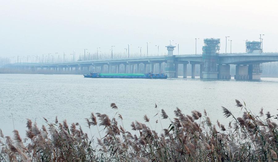  p>淮河三桥起于盱眙古桑乡磨涧村,沿原有水泥路向北至燕山渡口,跨越