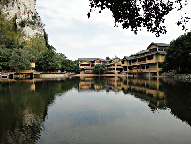  p>箭盘山奇石园,位于广西柳州市主干道屏山大道中段北侧,北与京港