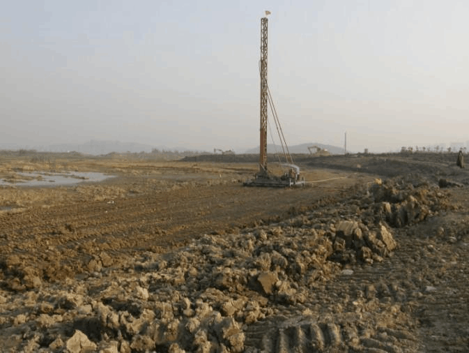  p>水泥土搅拌桩是用于加固饱和软黏土地基的一种方法,它利用水泥作为