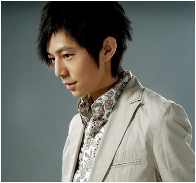  p>何炅,1974年4月28日出生于湖南省长沙市雨花区,中国内地男主持人