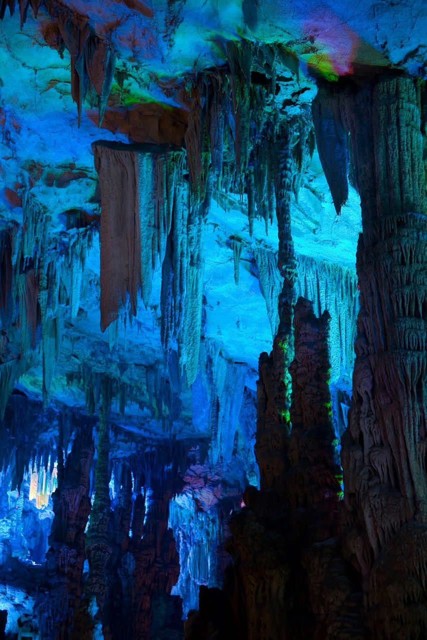  p>芦笛岩位于桂林市西北郊,距市中心 5 公里,是一个以游览 a target=