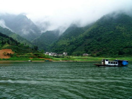 又名东埠河,由汤岭东面发源,合黄山东南两面之水,迤逦千峰,汇聚沿路各