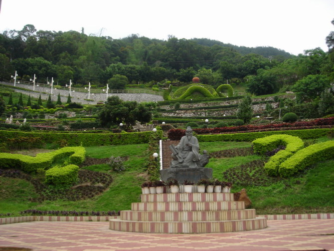  p>凤山公园位于岳池县城翔凤山麓占地百余亩,该园前身为和溪公园,存