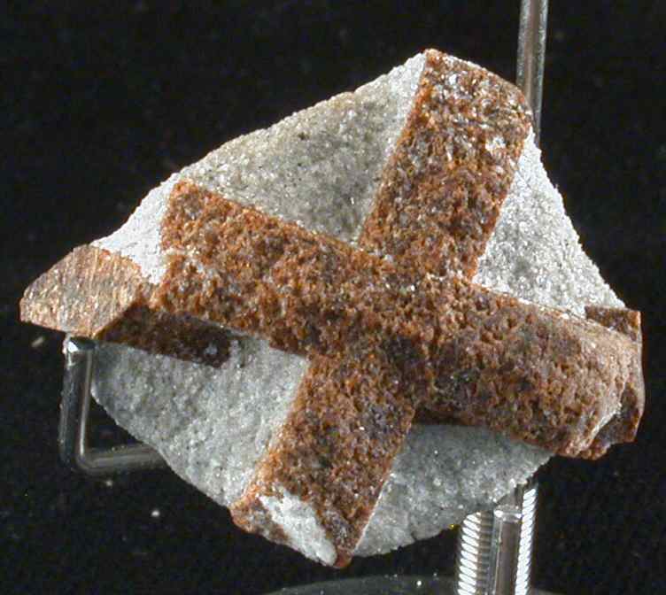 十字石又硬又脆,具有暗淡的光泽,一般为暗褐色.