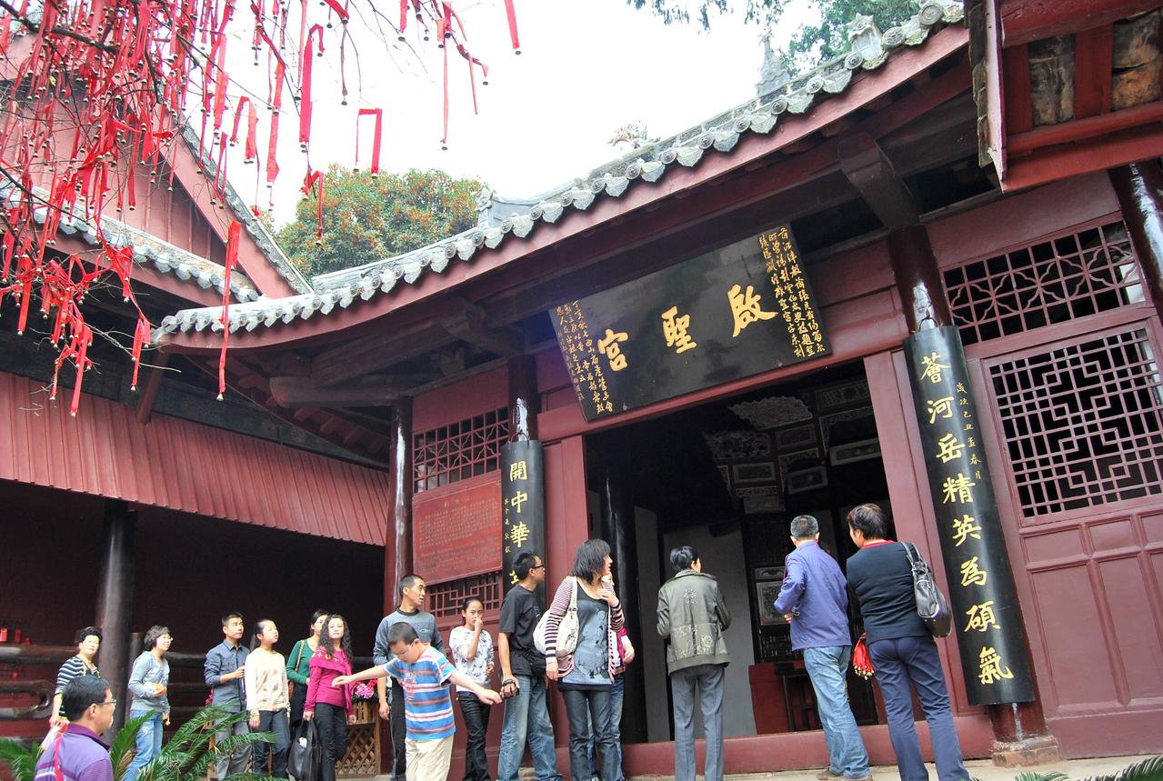  p data-id="go0ojptggn">七曲山大庙位于四川省绵阳市梓潼县翠云廊路