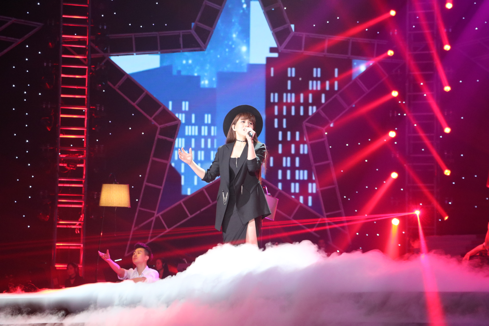  p>李邹珺(贝贝),1987年7月31日出生于湖北省武汉市,中国内地女歌手.