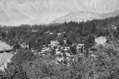  p>费尔干纳盆地(fergana valley),又称费尔干纳谷地,是 a target="