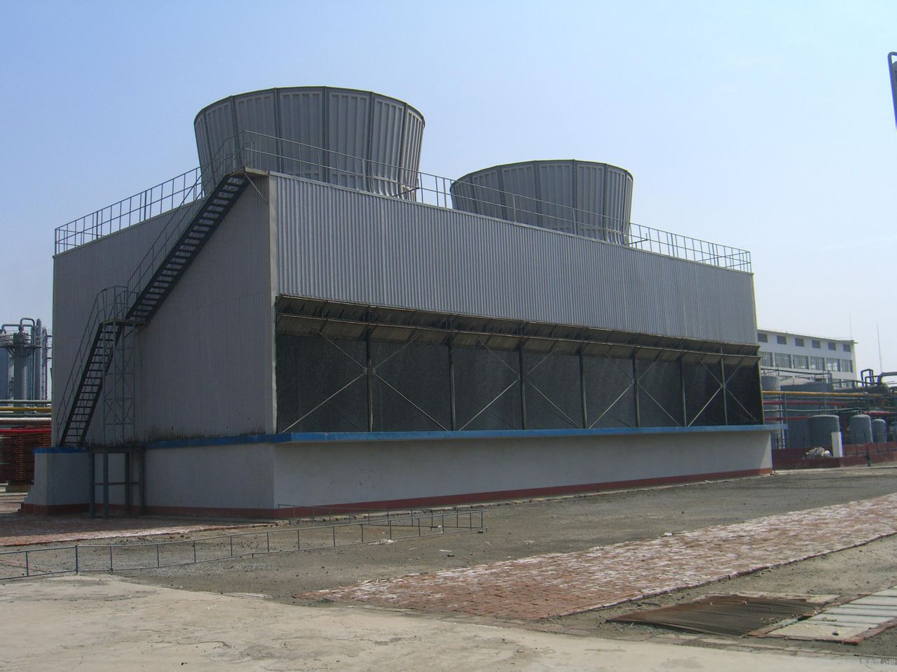  p>逆流式冷却塔(counter flow cooling tower)水流在塔内垂直落下