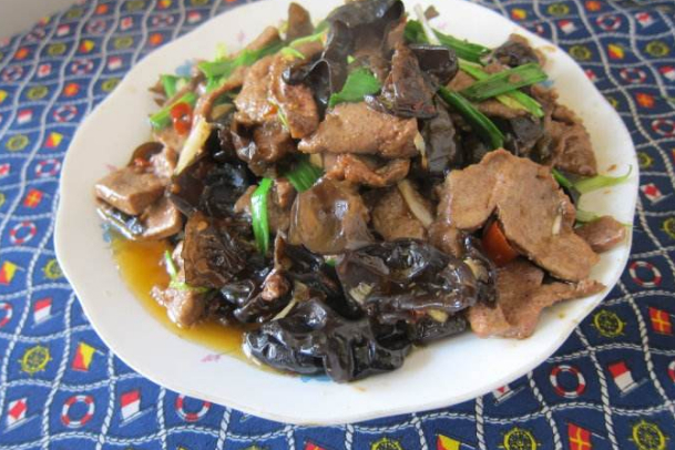  p>黑木耳炒猪肝有补益肝肾,强体抗癌是功效.