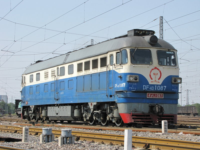 东风4b型内燃机车