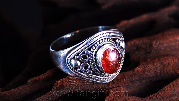  p>奥长石(oligoclase)又称更长石,旧称钠钙长石