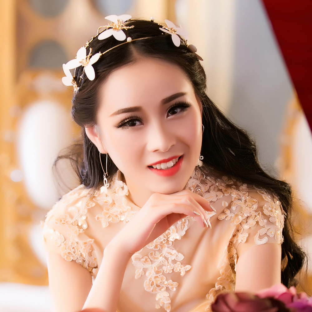 "内地女歌手何欢2016年个人首支单曲《未来的我谁主宰》全网同步上架.