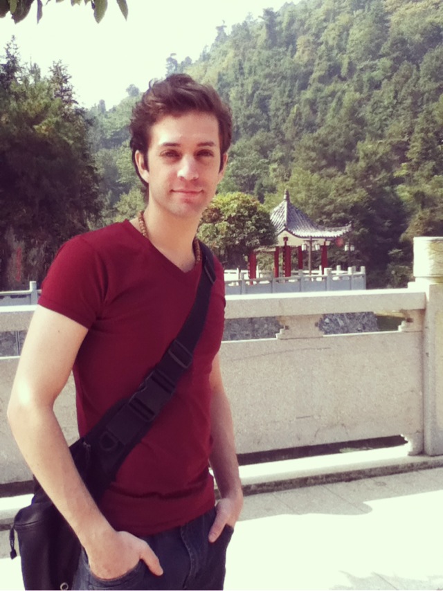 b4if">闫龙飞,1980年4月3日出生于墨西哥城,在中国发展的墨西哥男演员