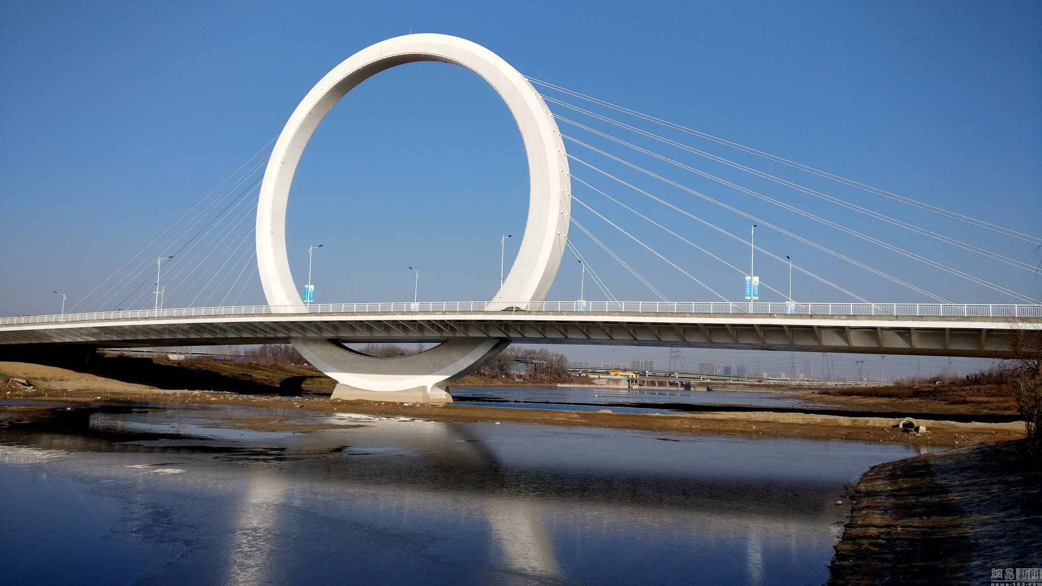  p>潮晟路跨潮河桥,2016年12月27日,郑州,位于经开区滨河国际新城内