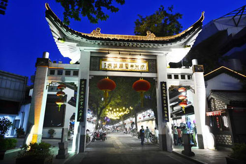  p>杭州中国丝绸城坐落于美丽的 a target="_blank" href="/item/西子