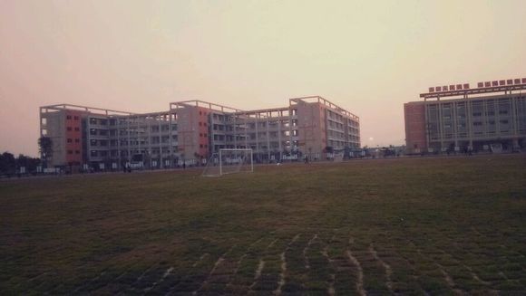  p>揭东区蓝田中学老校区位于新亨镇老镇区内,占地只有16亩.