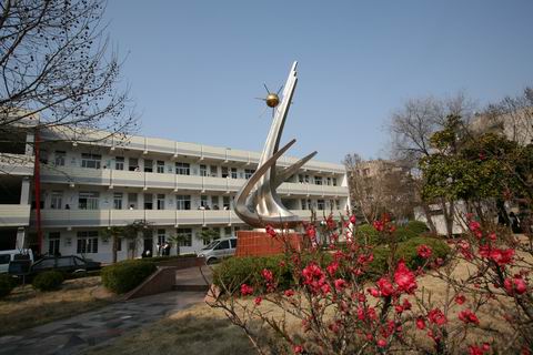  p>南京市共青团路中学坐落在环境优雅的雨花新村中心位置,占地18000