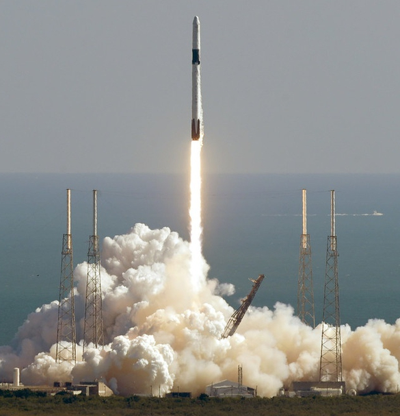 美国"龙"货运飞船