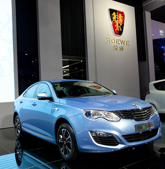 上汽荣威e550不仅是中国首款量产的三核插电式混合动力轿车,而且在