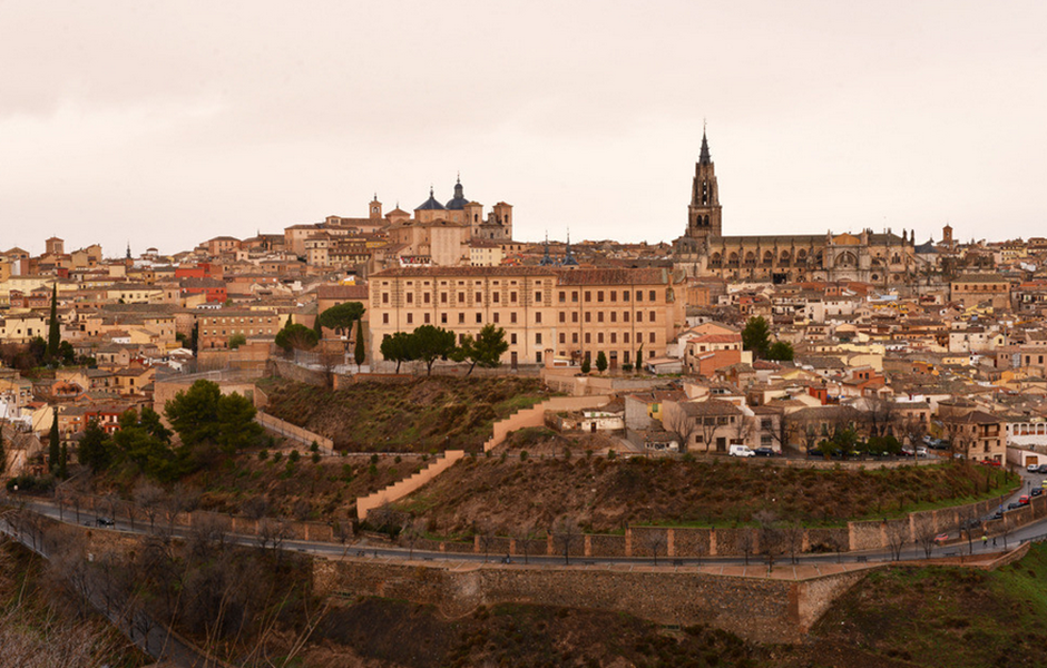 id="gnbc2ii5y1">阿卡萨(西班牙语alcázar ),指的是摩尔人的城堡