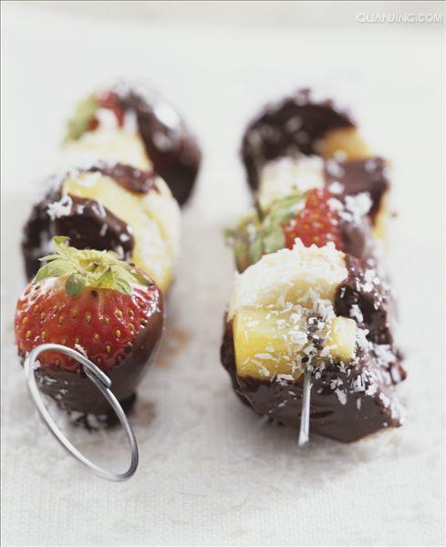  p>巧克力水果串是在欧美兴起的特色小吃,普遍使用于盛典,上流婚礼