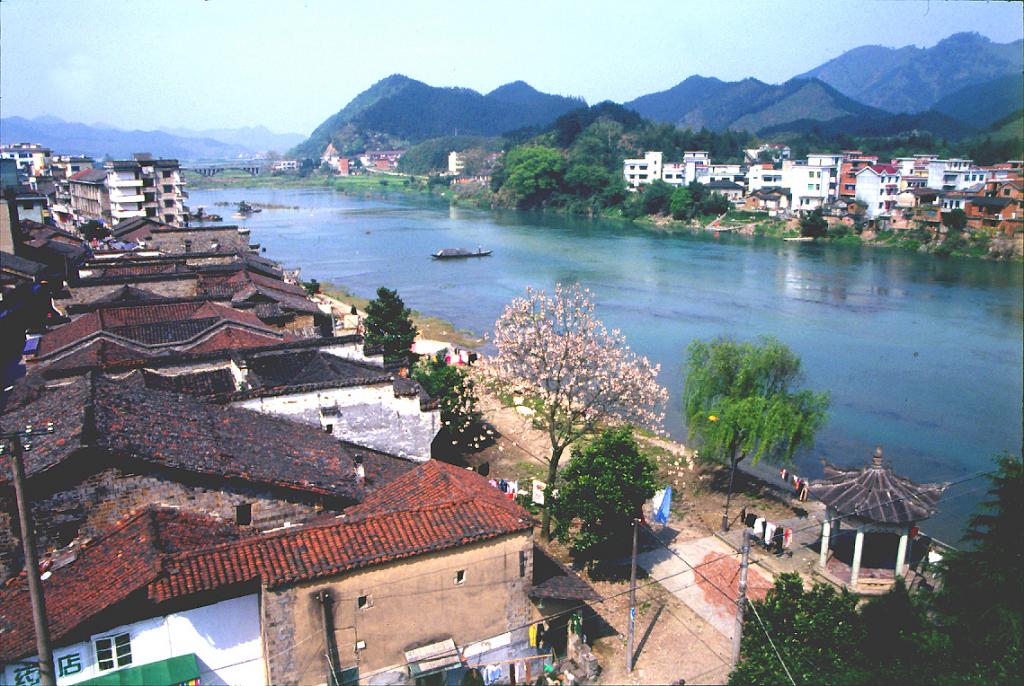 华埠镇,隶属于浙江省衢州市 a target="_blank" href="/item/开化县