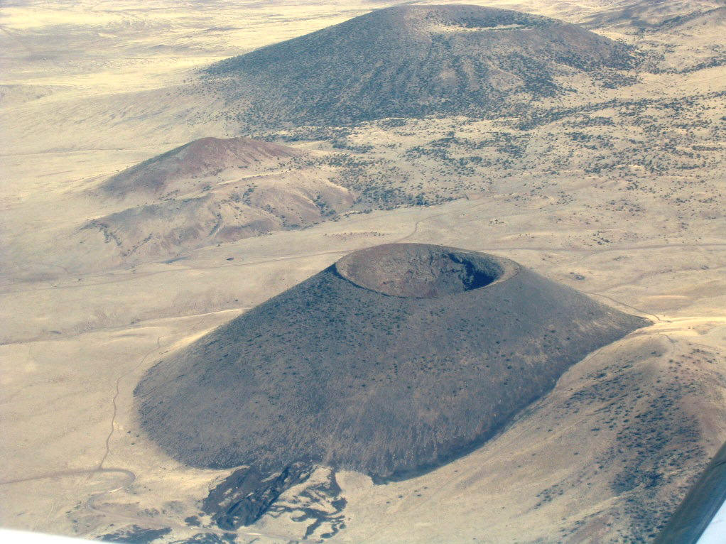 它一般由熔岩构成混合锥的骨架,因此形成的火山
