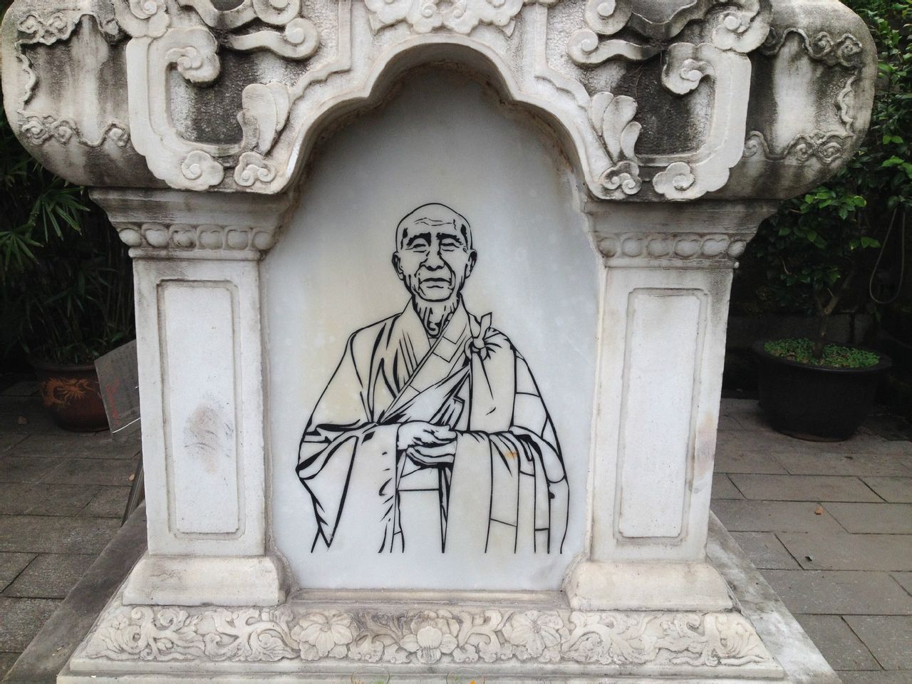 一九三七年春礼重庆华岩寺际云法师披剃,法名心月,号净慧,同年在锺镜