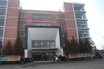  p>凤台县精忠中学始创于1937年,校名源于"精忠报国"的爱国主义箴言