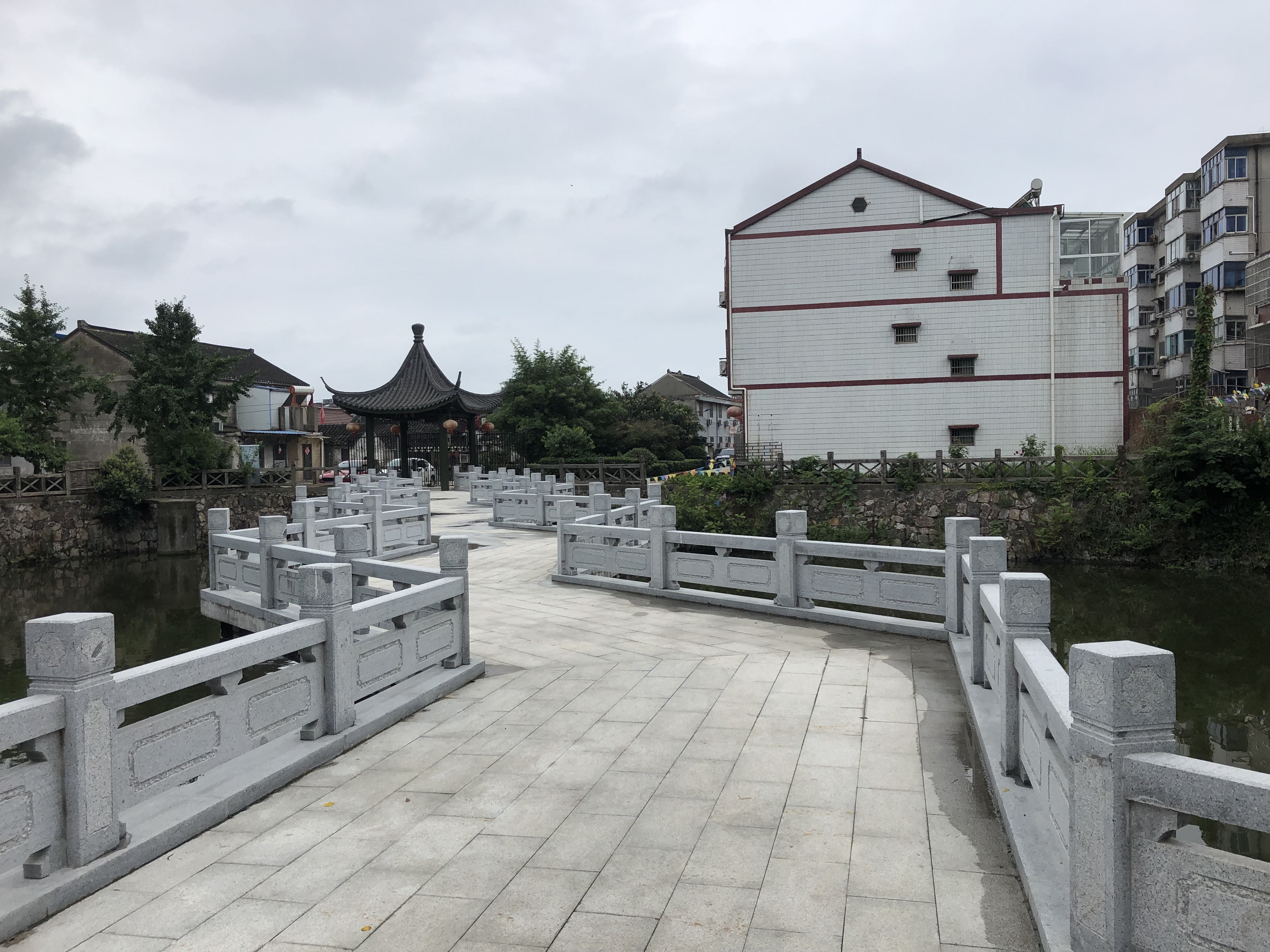  p>黄桥人民公园始建于1952年,位于泰兴市黄桥镇东进中路与致富路交叉