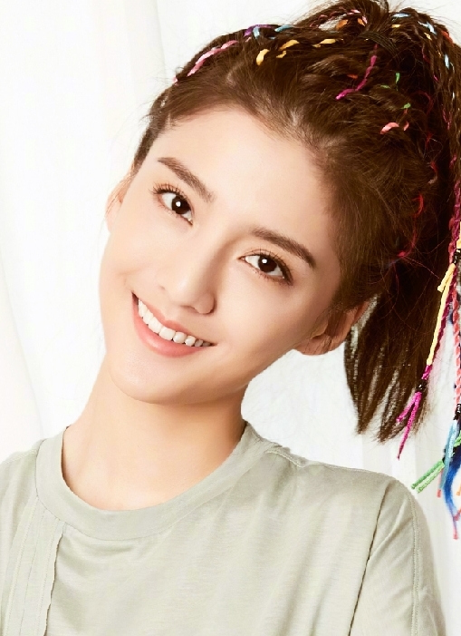 1993年10月27日生于中国浙江省,1/8中法混血儿,中国香港电影女演员