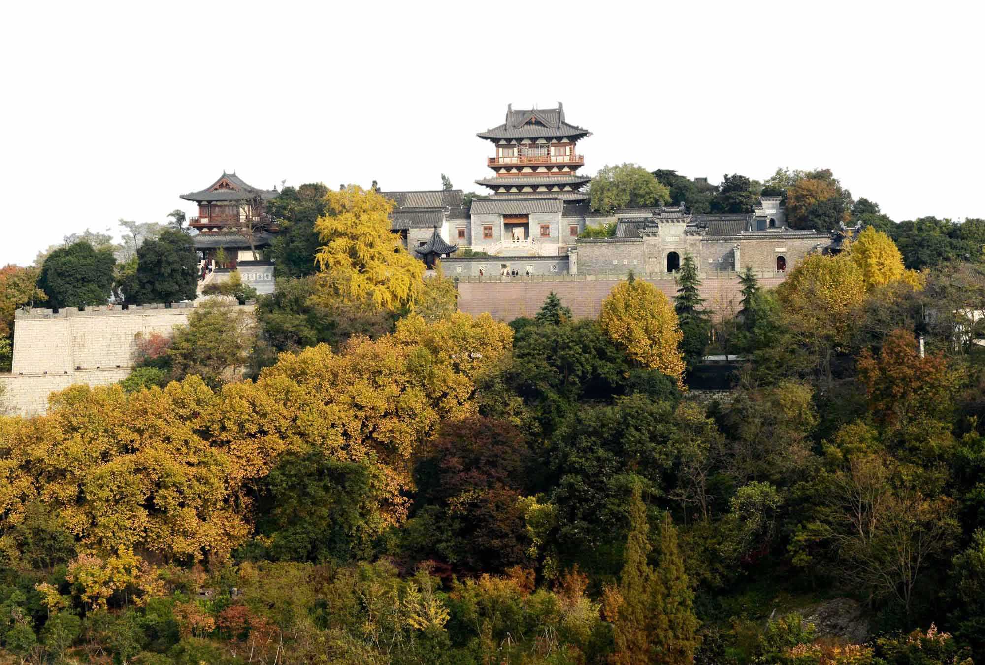  p data-id="gnwlgueosi">北固山位于镇江市区东侧江边,高五十三米,是