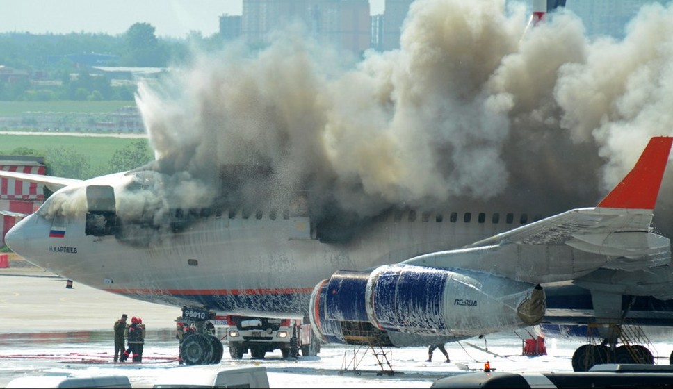 谢列梅捷沃国际机场一架俄航航班号为ra-96010的伊尔96-300型客机着火