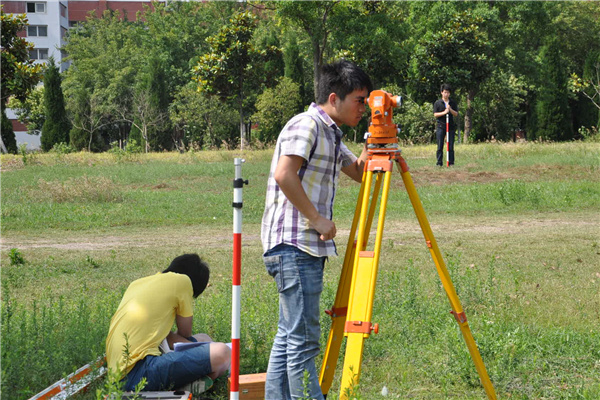  p>导线边是指导线测量中,将控制点用直线连接起来形成折线,成为导线