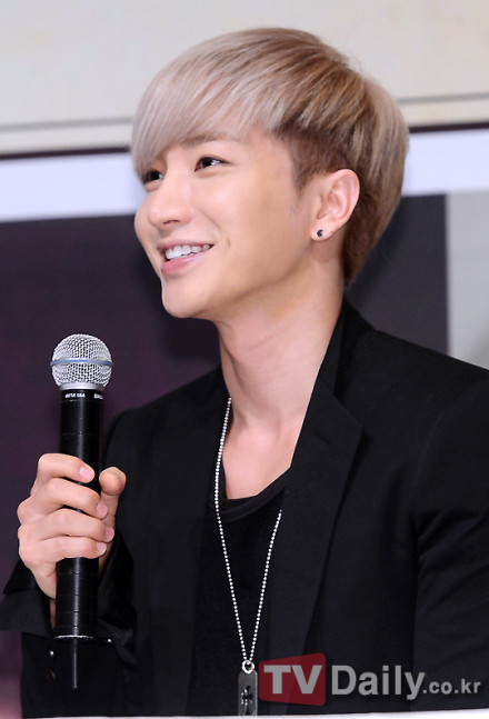  p>利特(      ),本名朴正洙(         ),1983年7月1日出生于韩国首尔