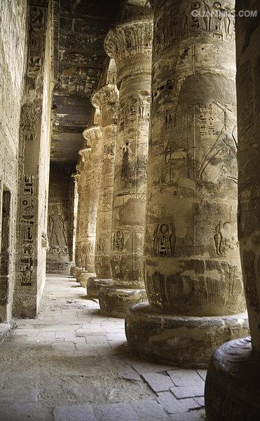  p> a target="_blank" href="/item/卢克索">卢克索 /a>神庙坐落在